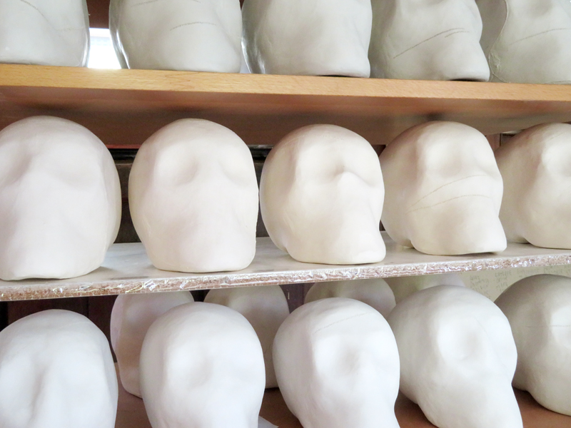 Emmanuel Aragon, Visages, faïence et porcelaine à la cendre d'os, vue d'atelier, 2019