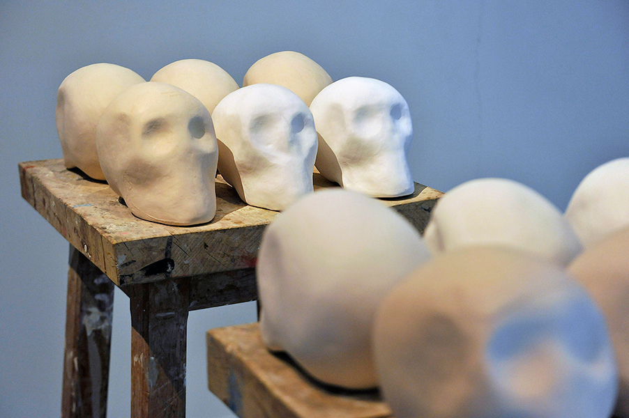 Visages, installation dans l'exposition Le Mot, Centre d'art Bois fleuri à Lormont, Photographie Bernard Brisé, Emmanuel aragon 2022