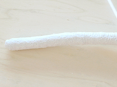 Mon secret, b^tons de marche en porcelaine bone china, Emmanuel Aragon, 2022, exposition La rencontre, La Comédie de Caen