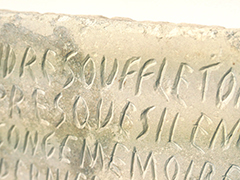 Ton moindre geste, gravure sur dalle de sol ancienne, calcaire marbrier, Emmanuel Aragon, 2024