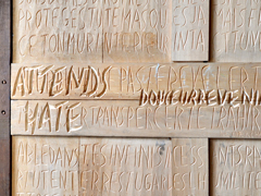 Armoire début XIXè siècle gravée de textes, Tu parles beaucoup trop, Emmanuel ARAGON, installation art contemporain, 2014