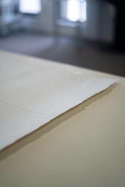Le secret, Emmanuel Aragon, gravure sur papier, photographie Victoire Charrier, 2025